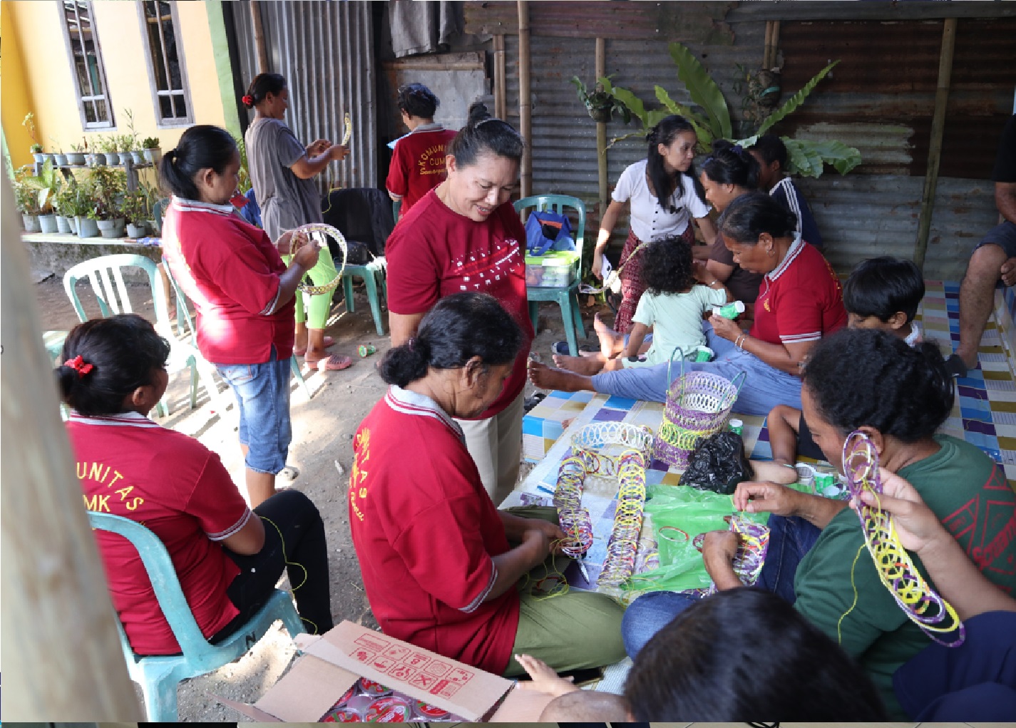 Pelatihan Pembuatan Keranjang Plastik di Komunitas - TP Sungguminasa